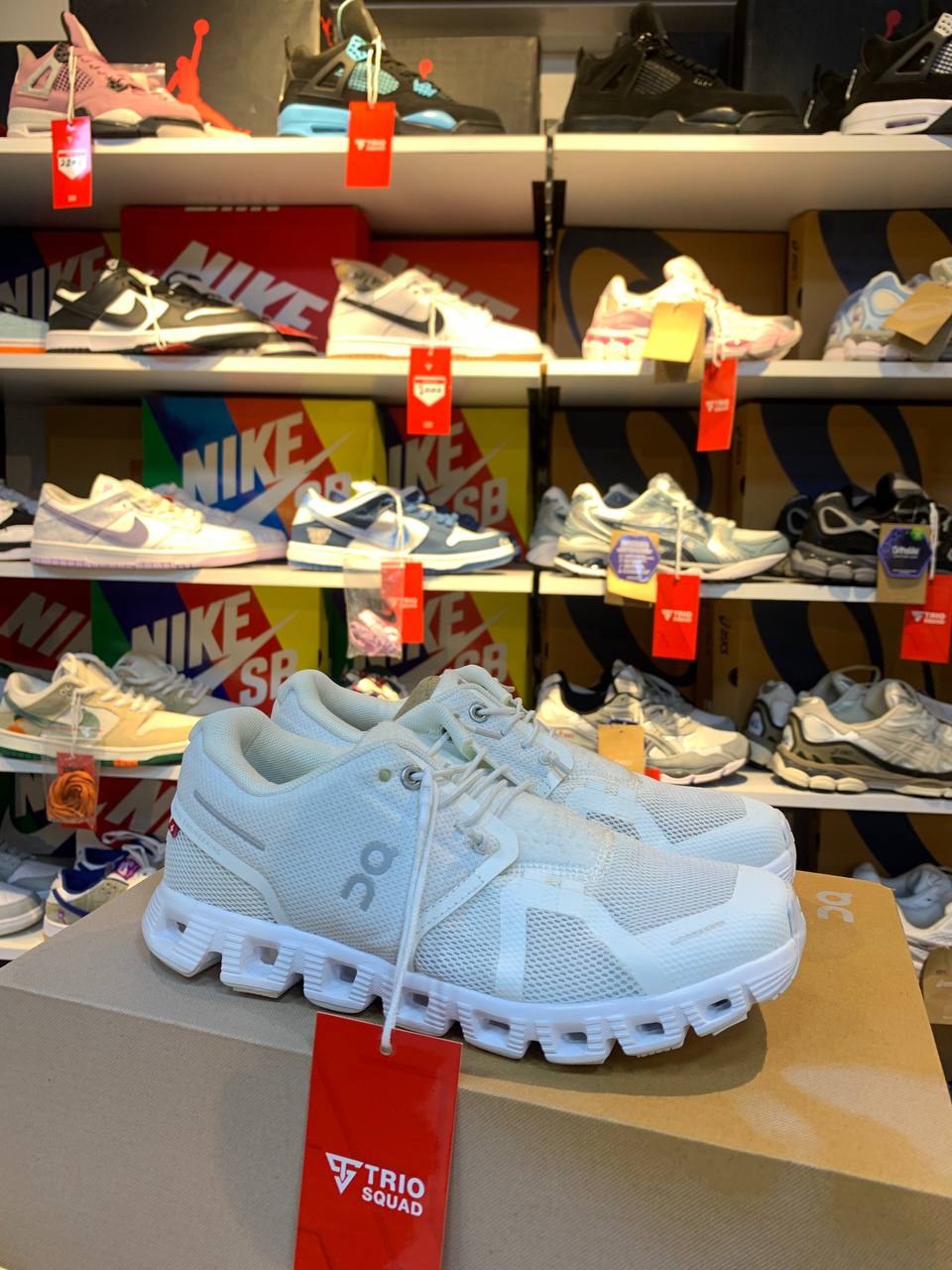 On cloud full white 
